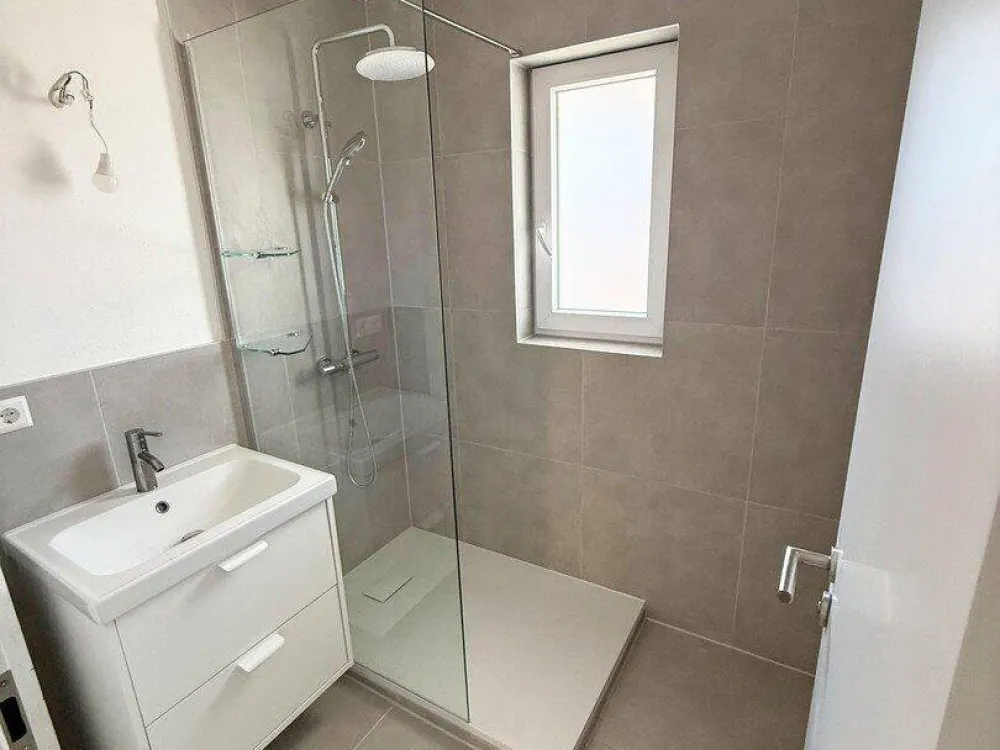 Frisch komplettsanierte 4-Zimmer-Wohnung mit Einbauküche & Balkon in Stuttgart-Bad Cannstatt