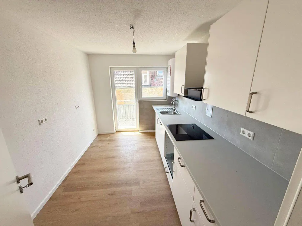 Frisch komplettsanierte 4-Zimmer-Wohnung mit Einbauküche & Balkon in Stuttgart-Bad Cannstatt