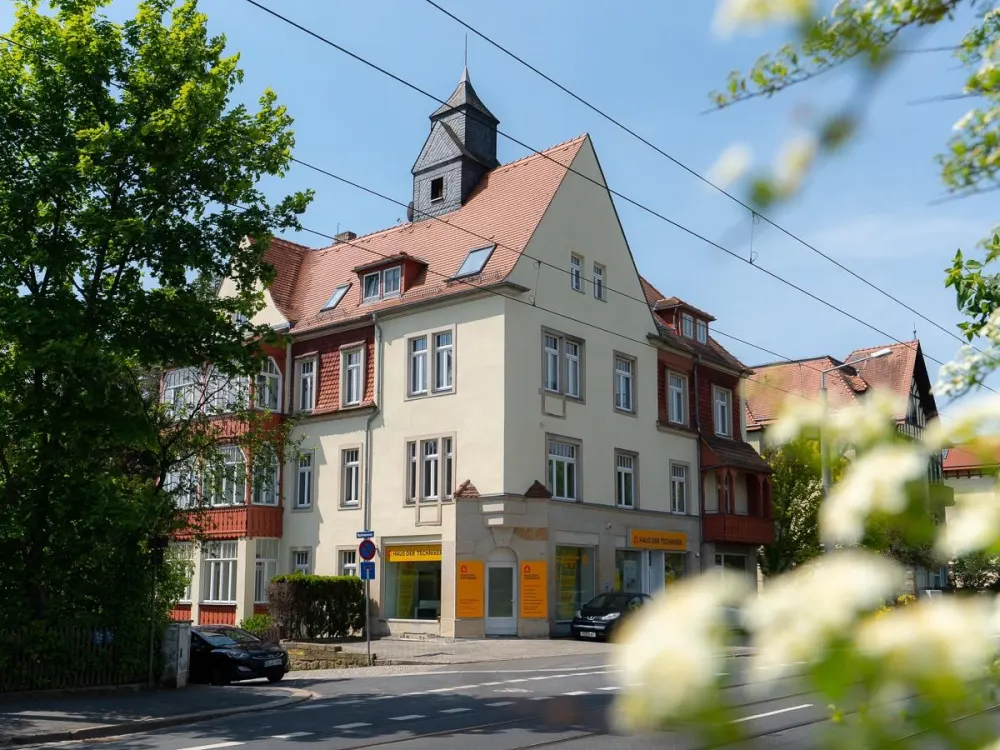 Besondere Wohnung mit vielseitigen Nutzungsmöglichkeiten in Denkmalvilla in Dresden-Bühlau