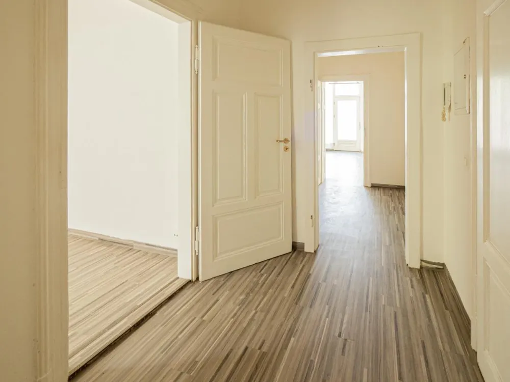 Besondere Wohnung mit vielseitigen Nutzungsmöglichkeiten in Denkmalvilla in Dresden-Bühlau