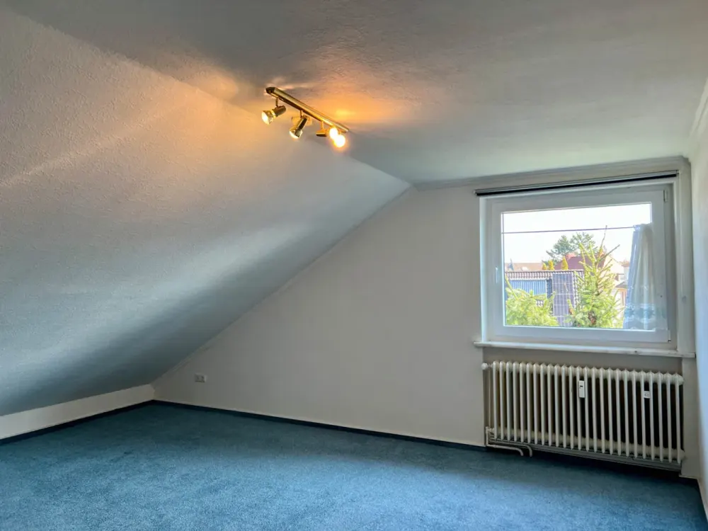 3-Zimmer-Dachgeschosswohnung mit Einbauküche in ruhiger Lage
