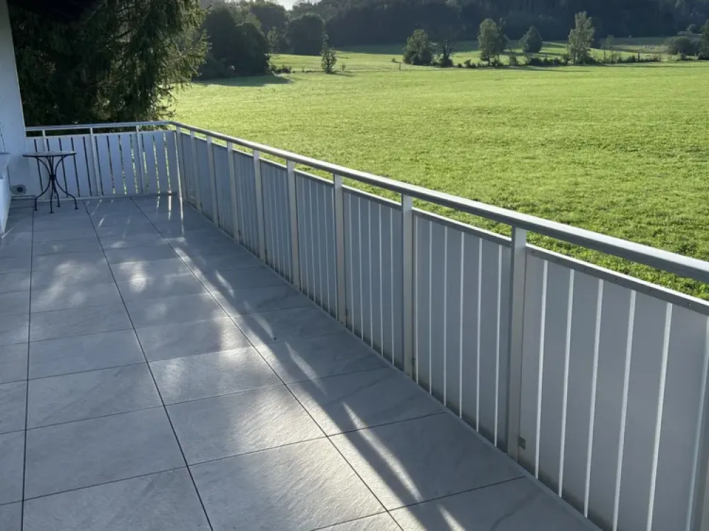 Frisch renovierte 3-Zimmer-Wohnung mit traumhaftem Blick ins Grüne, Niederdorf