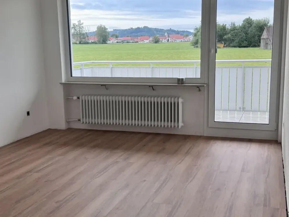 Frisch renovierte 3-Zimmer-Wohnung mit traumhaftem Blick ins Grüne, Niederdorf