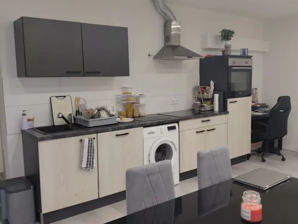 Lichtdurchflutete, moderne 1-Zimmer-Untergeschosswohnung mit Einbauküche