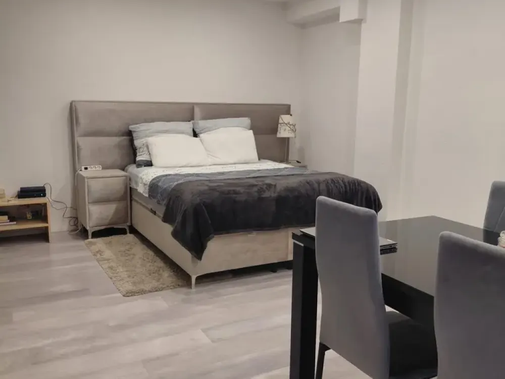 Lichtdurchflutete, moderne 1-Zimmer-Untergeschosswohnung mit Einbauküche