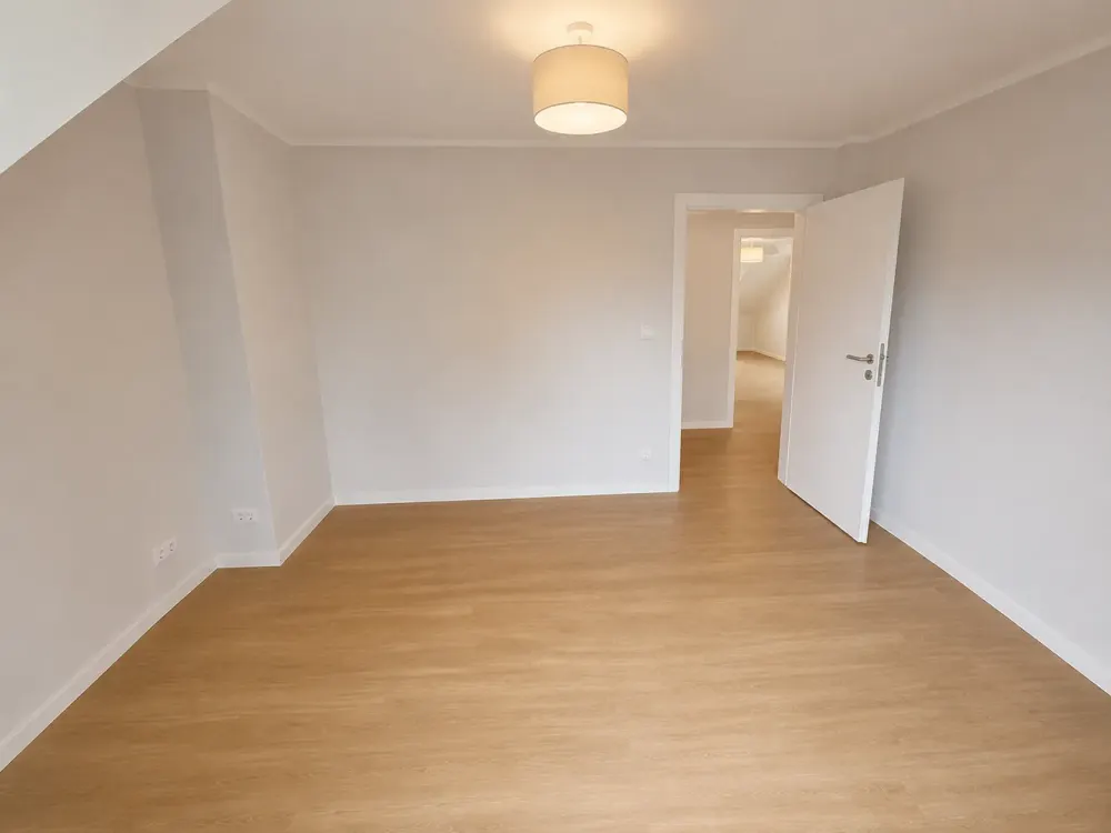 Erstbezug - Frisch kernsanierte, helle 2-Zimmer-Wohnung inkl. Dachboden ruhig und trotzdem zentral