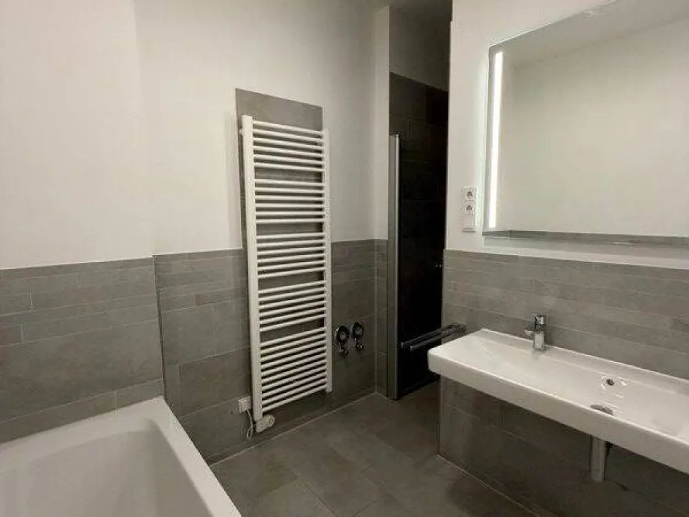 Großzügige 3-Raum-Wohnung mit Einbauküche, Gäste-Bad und Balkon