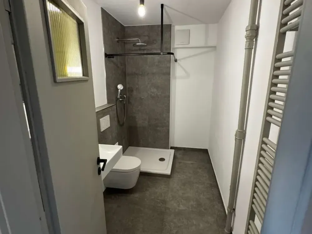 AM EUROPAVIERTEL: Modernes Apartment mit schöner Küche...sofort frei!