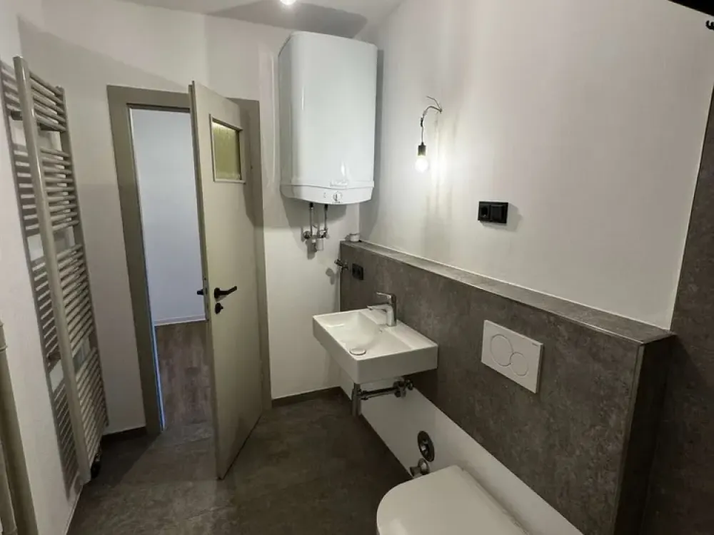 AM EUROPAVIERTEL: Modernes Apartment mit schöner Küche...sofort frei!