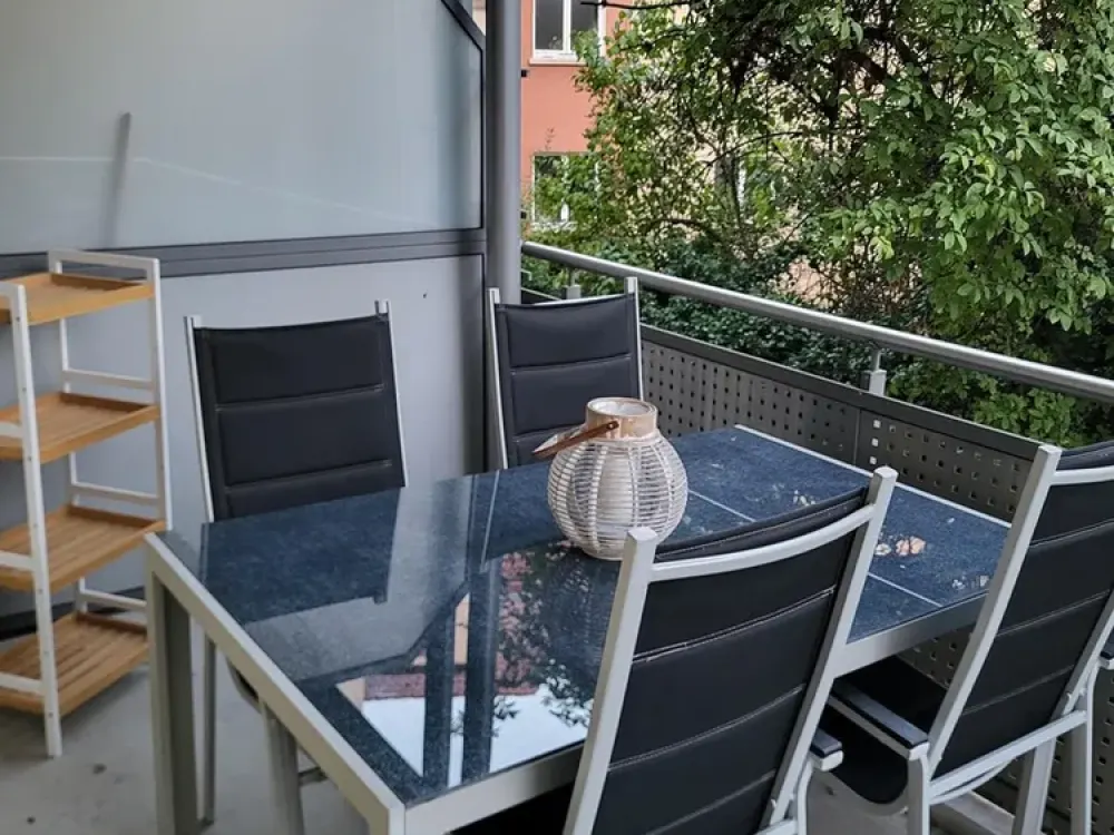 Vollmöblierte 2,5 ZW mit Balkon und Einbauküche in S-West