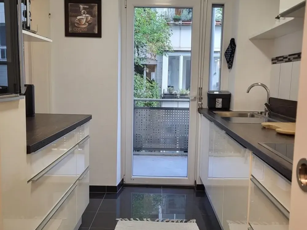 Vollmöblierte 2,5 ZW mit Balkon und Einbauküche in S-West