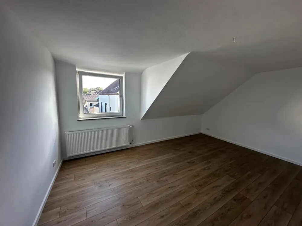 SOFORT FREI: Frisch sanierte DG-Wohnung an der Weser