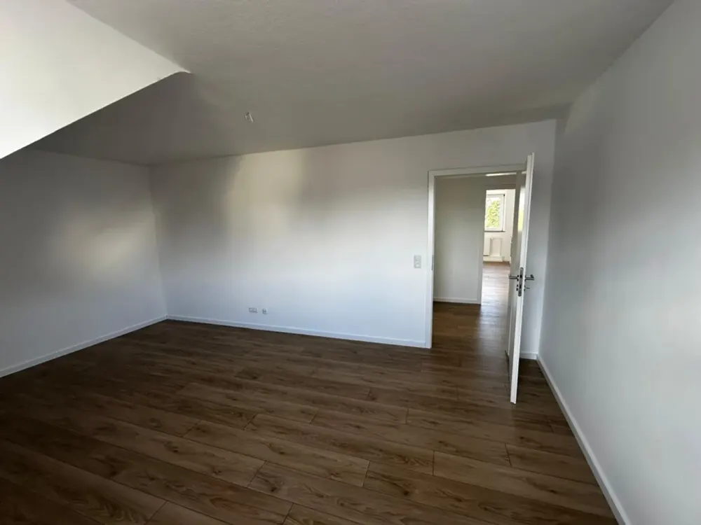 SOFORT FREI: Frisch sanierte DG-Wohnung an der Weser