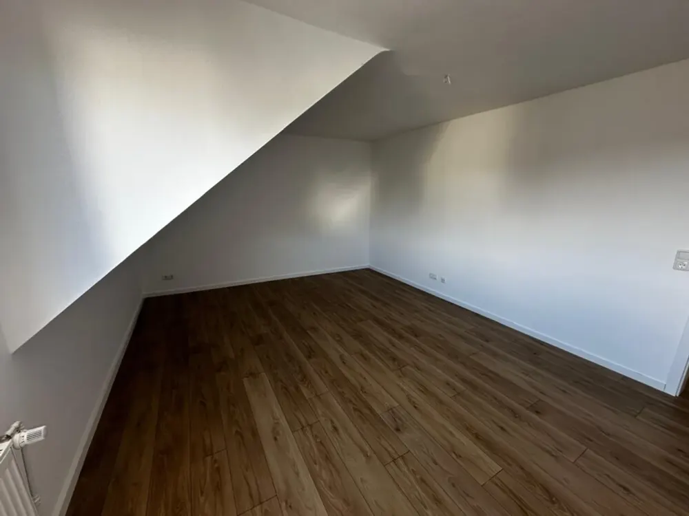 SOFORT FREI: Frisch sanierte DG-Wohnung an der Weser