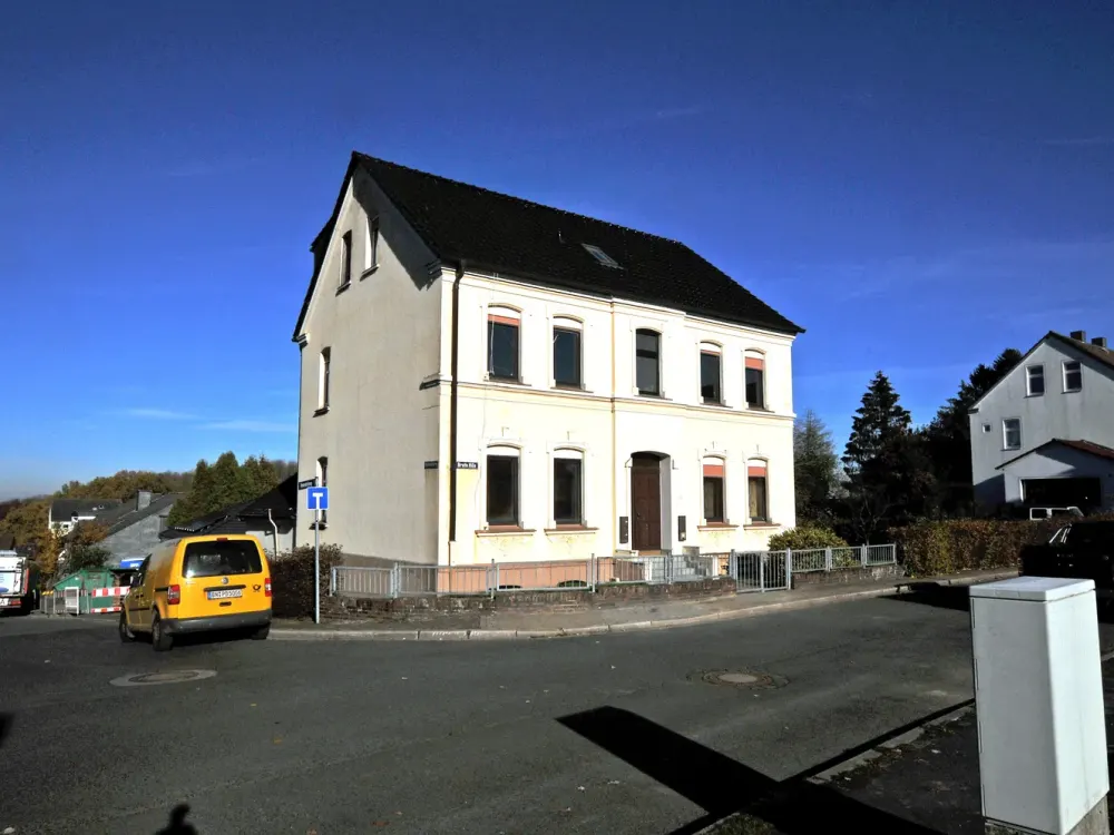 Renovierte, bezugsfertige 3,5-Zimmer-Wohnung mit Gemeinschaftsgarten