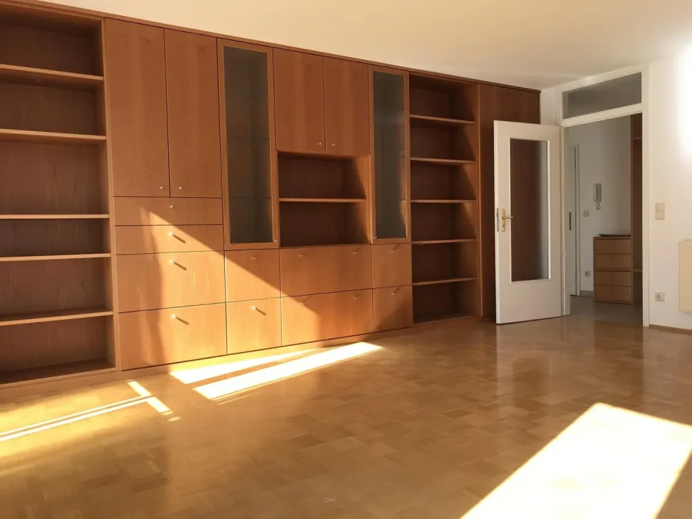 Stilvolle, geräumige und gepflegte 2-Zimmer-Wohnung mit Balkon und Einbauküche in Erlangen