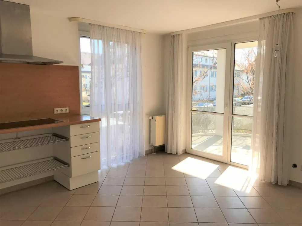 Stilvolle, geräumige und gepflegte 2-Zimmer-Wohnung mit Balkon und Einbauküche in Erlangen