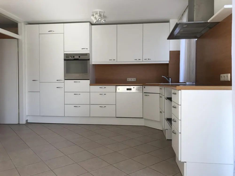 Stilvolle, geräumige und gepflegte 2-Zimmer-Wohnung mit Balkon und Einbauküche in Erlangen