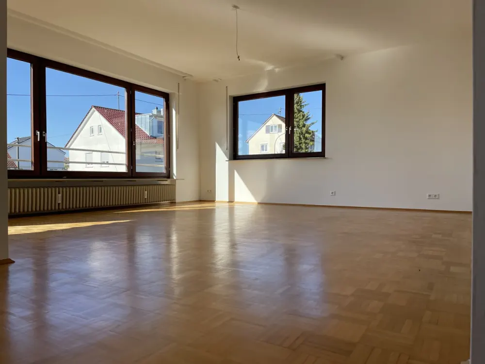 Schöne 3,5 Zimmern mit sonnigem Balkon & EBK in Höfingen