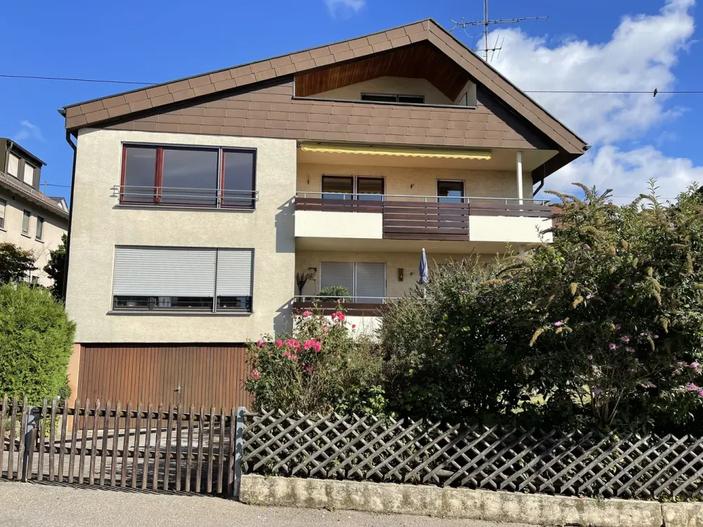 Schöne 3,5 Zimmern mit sonnigem Balkon & EBK in Höfingen
