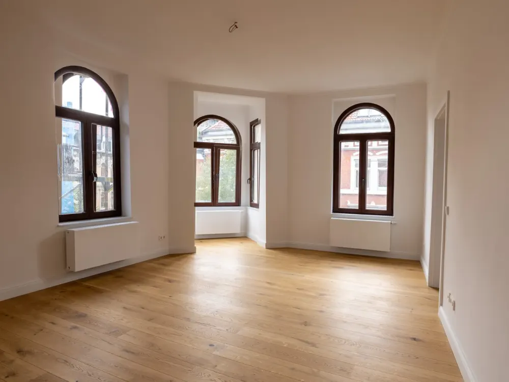 Completely Modernized 4-Room Old Building Apartment in the List - Real Wood Parquet, LEICHT Kitchen, Elevator