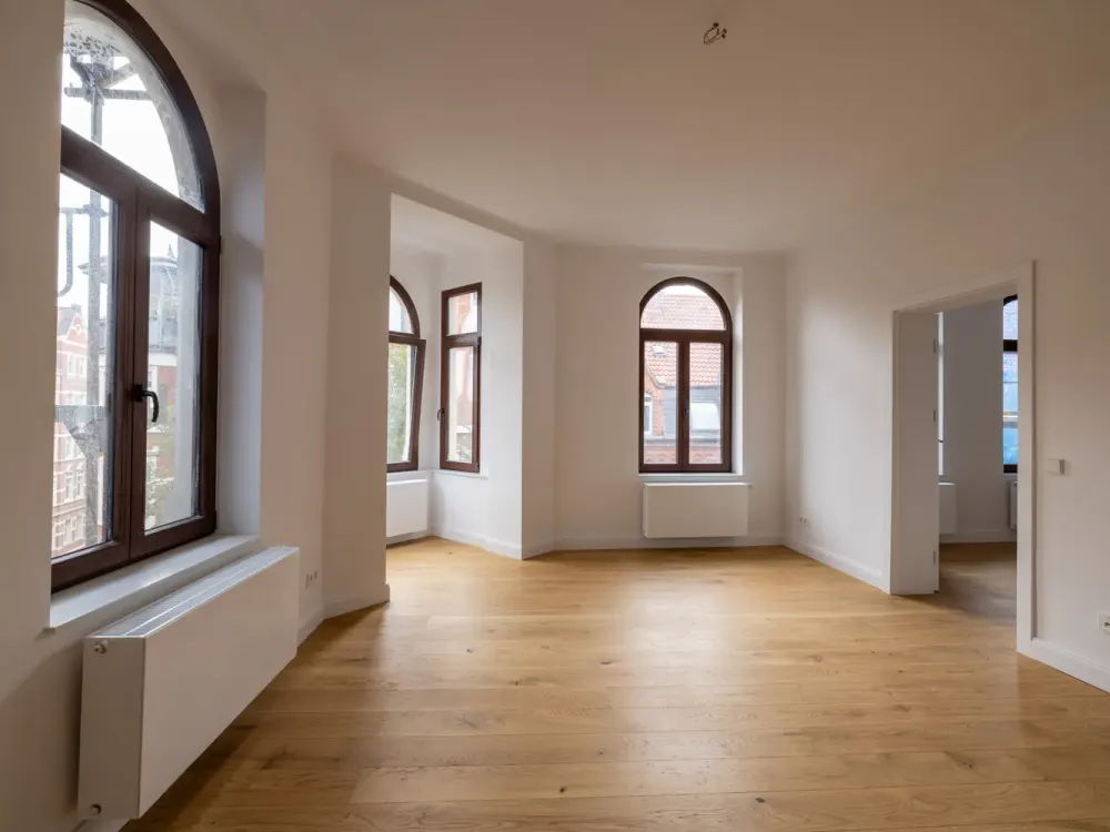 Completely Modernized 4-Room Old Building Apartment in the List - Real Wood Parquet, LEICHT Kitchen, Elevator
