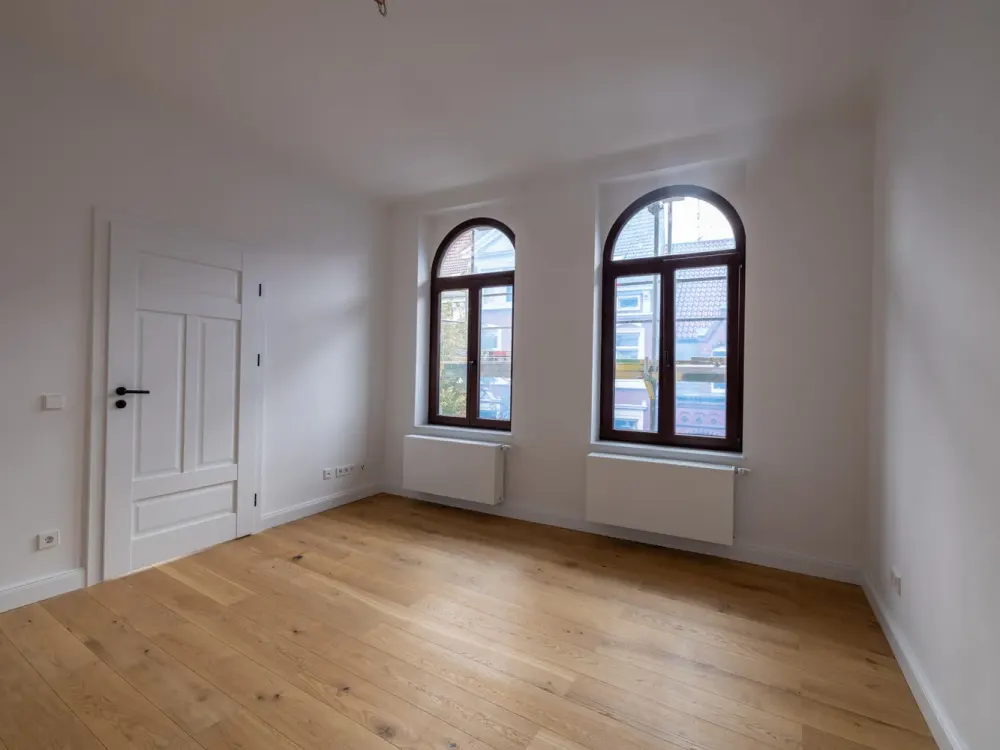 Completely Modernized 4-Room Old Building Apartment in the List - Real Wood Parquet, LEICHT Kitchen, Elevator