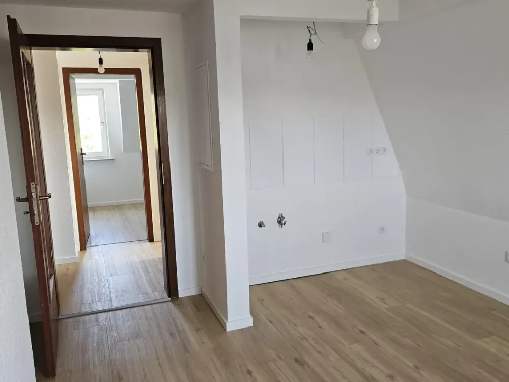 Schöne und frisch sanierte 1,5-Zimmer-DG Wohnung in Neuss