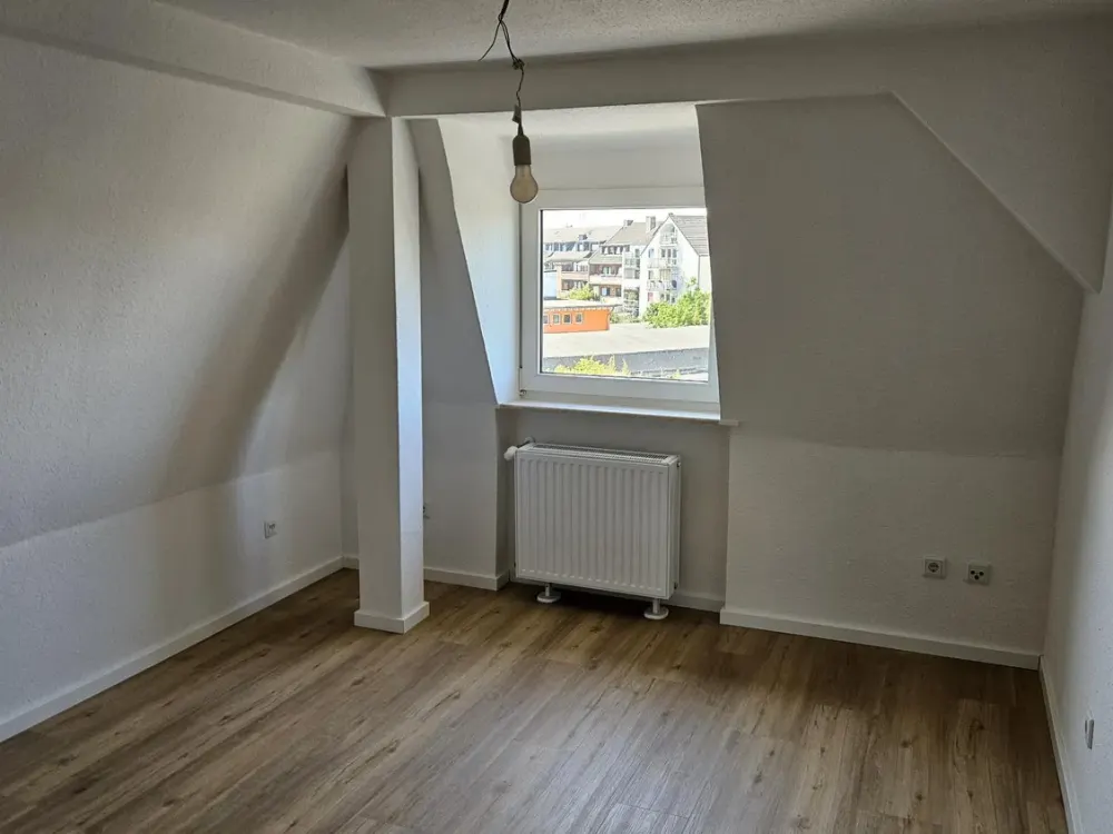 Schöne und frisch sanierte 1,5-Zimmer-DG Wohnung in Neuss