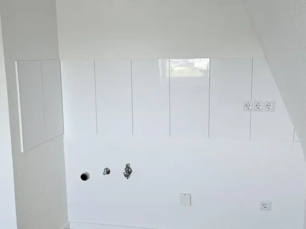 Schöne und frisch sanierte 1,5-Zimmer-DG Wohnung in Neuss