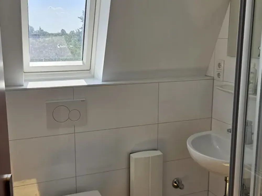 Schöne und frisch sanierte 1,5-Zimmer-DG Wohnung in Neuss