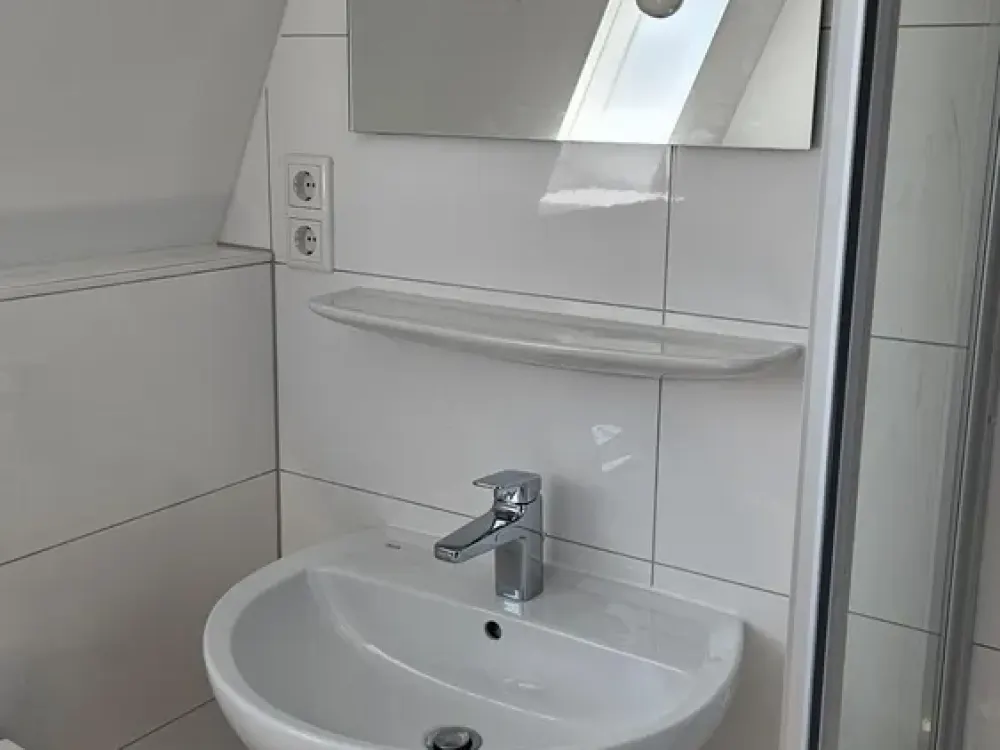 Schöne und frisch sanierte 1,5-Zimmer-DG Wohnung in Neuss