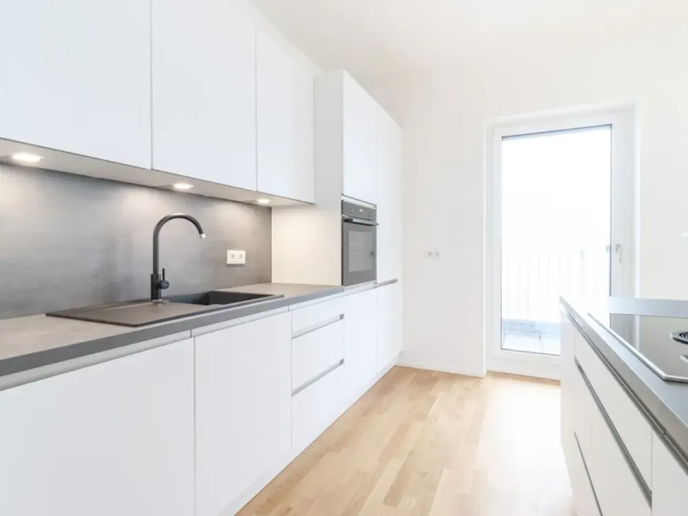 Elegant 4-Room Apartment with Sunny Balcony, New Fitted Kitchen, Daylight Bathroom & Guest Bathroom!
