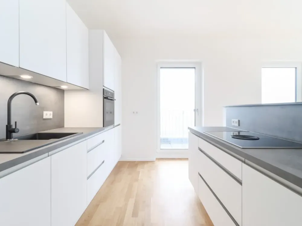 Elegant 4-Room Apartment with Sunny Balcony, New Fitted Kitchen, Daylight Bathroom & Guest Bathroom!
