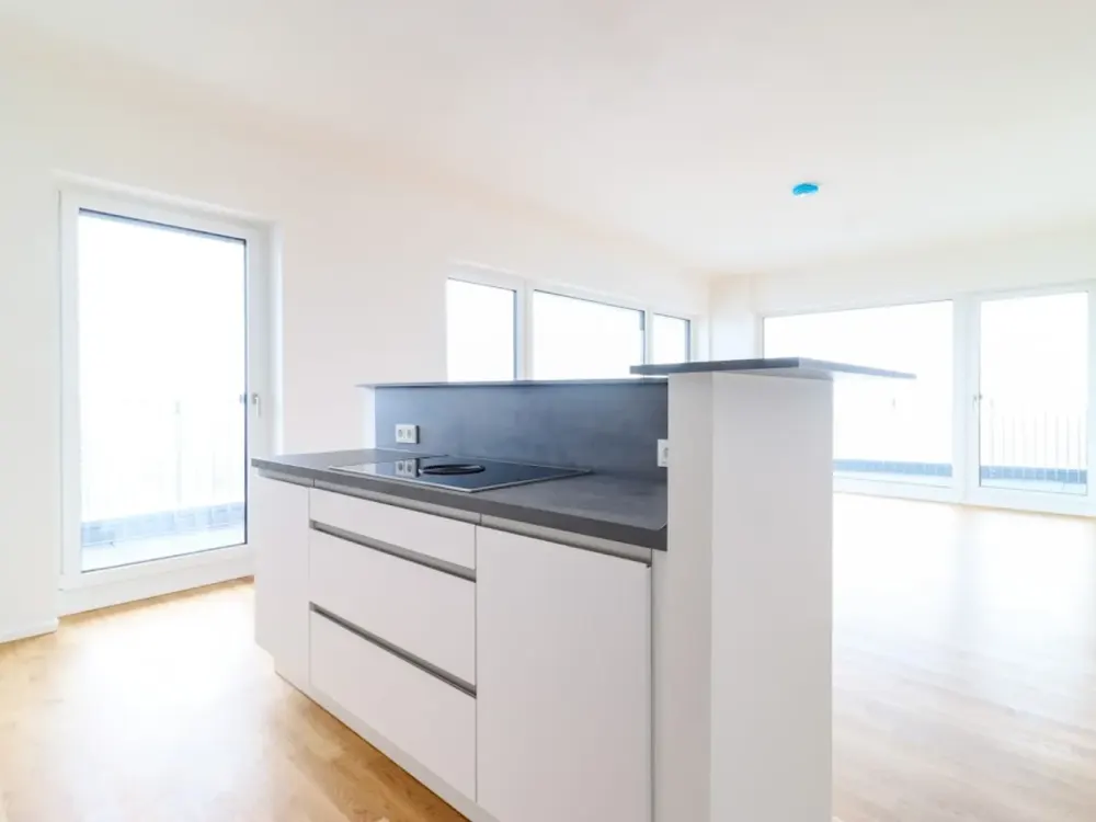 Elegant 4-Room Apartment with Sunny Balcony, New Fitted Kitchen, Daylight Bathroom & Guest Bathroom!