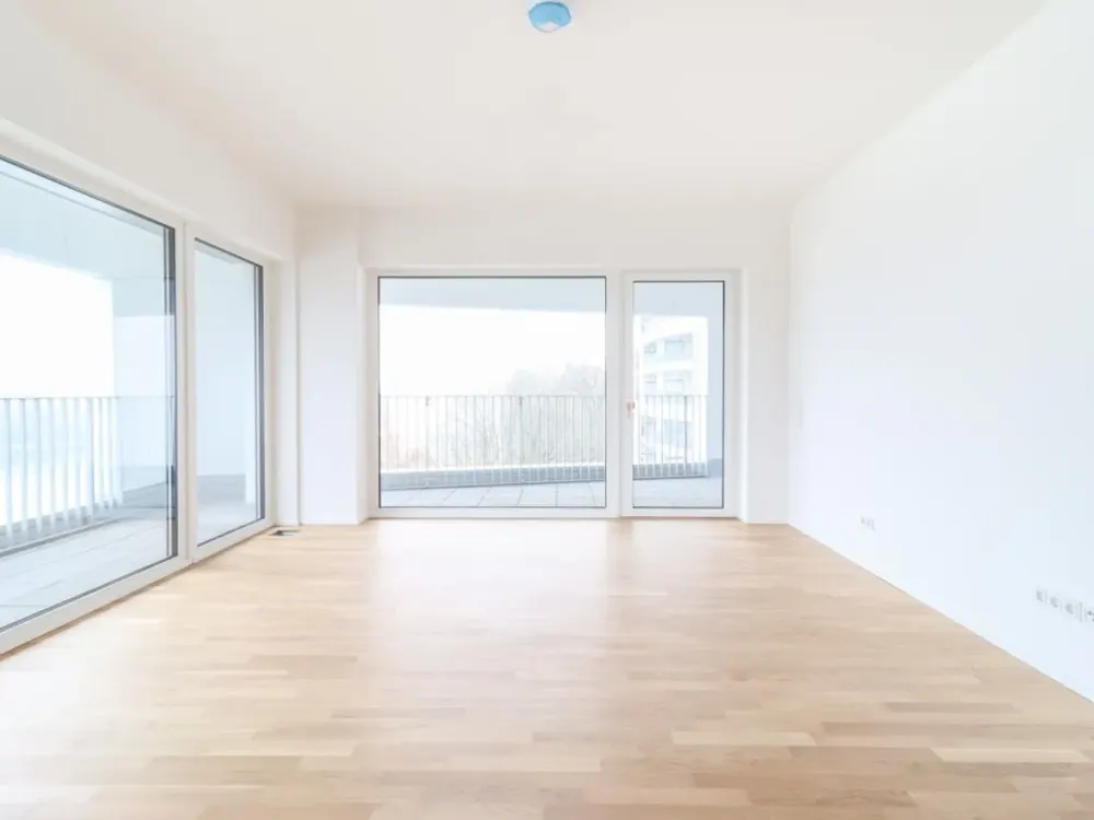 Elegant 4-Room Apartment with Sunny Balcony, New Fitted Kitchen, Daylight Bathroom & Guest Bathroom!