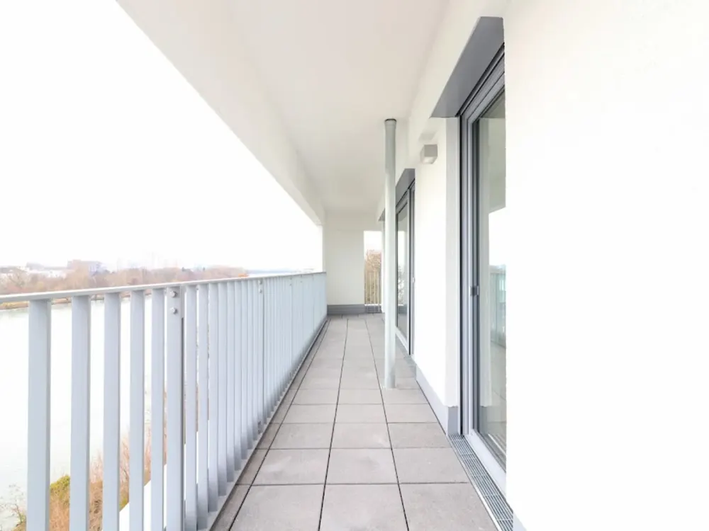 Elegant 4-Room Apartment with Sunny Balcony, New Fitted Kitchen, Daylight Bathroom & Guest Bathroom!