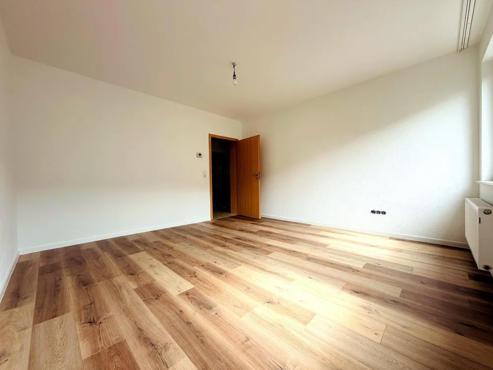 Sanierte 2-Zimmer-Wohnung mit Balkon, 54 m² und Tageslichtbad