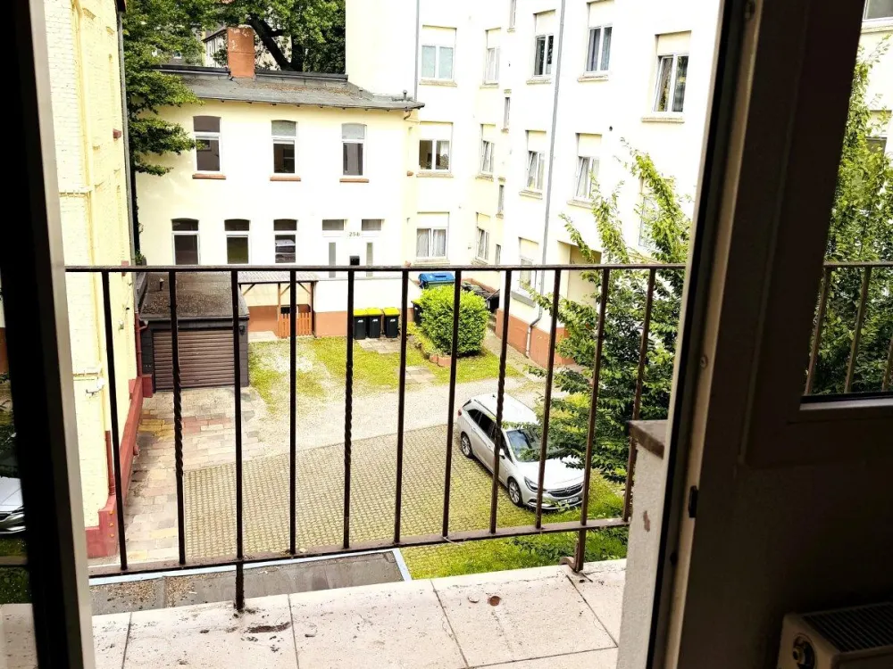 Sanierte 2-Zimmer-Wohnung mit Balkon, 54 m² und Tageslichtbad