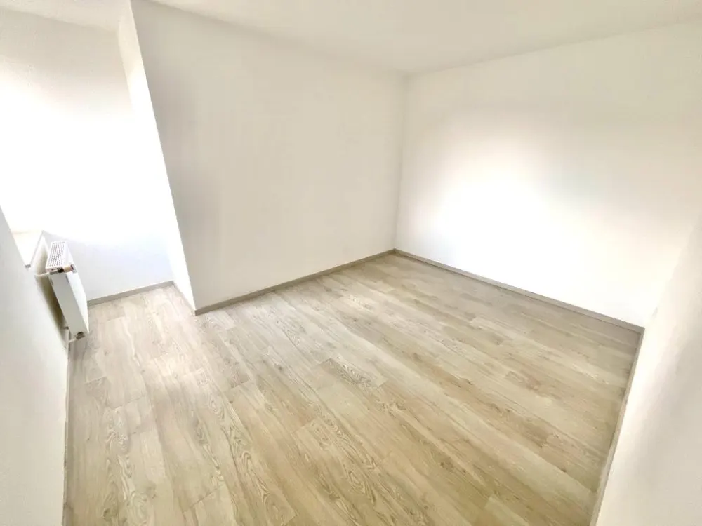 Helle und große 2 Zimmerwohnung