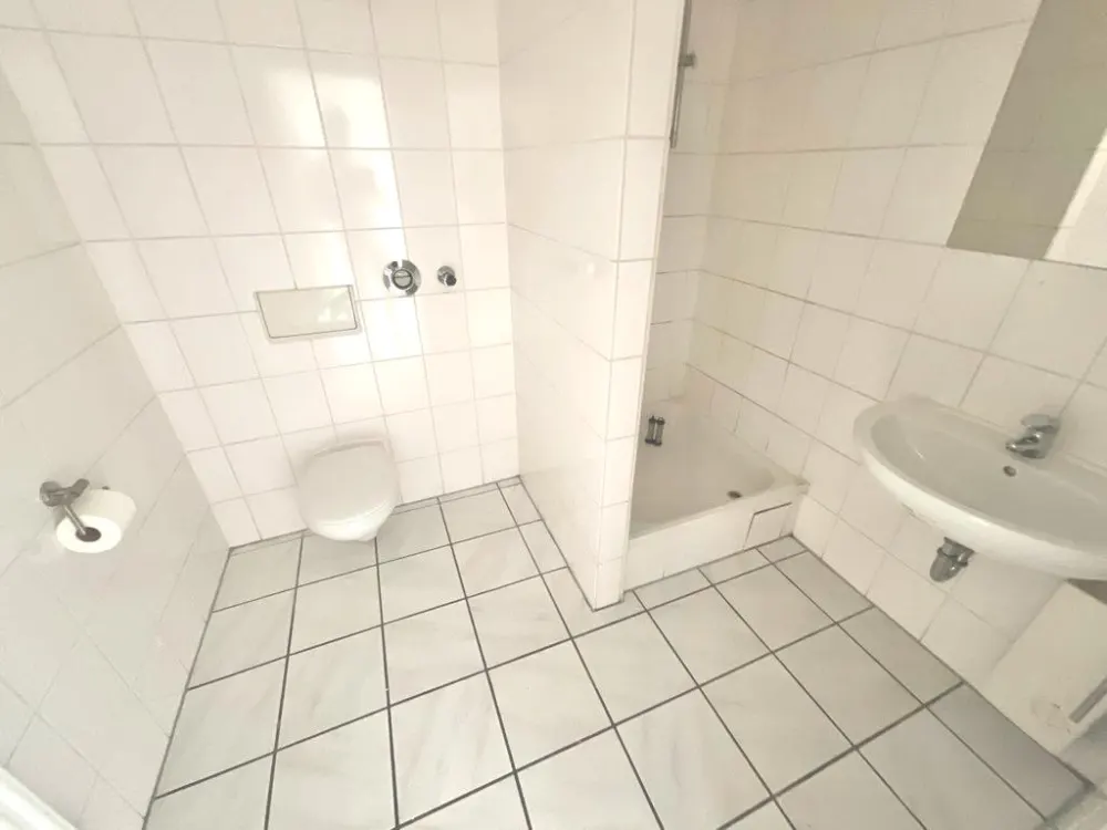 Helle und große 2 Zimmerwohnung