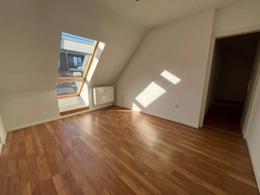 Bright, modern 2-room apartment with fitted kitchen in the attic in Hannover Hainholz!