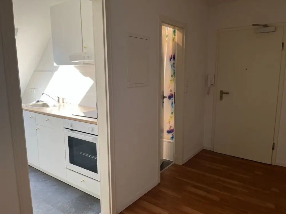 Bright, modern 2-room apartment with fitted kitchen in the attic in Hannover Hainholz!