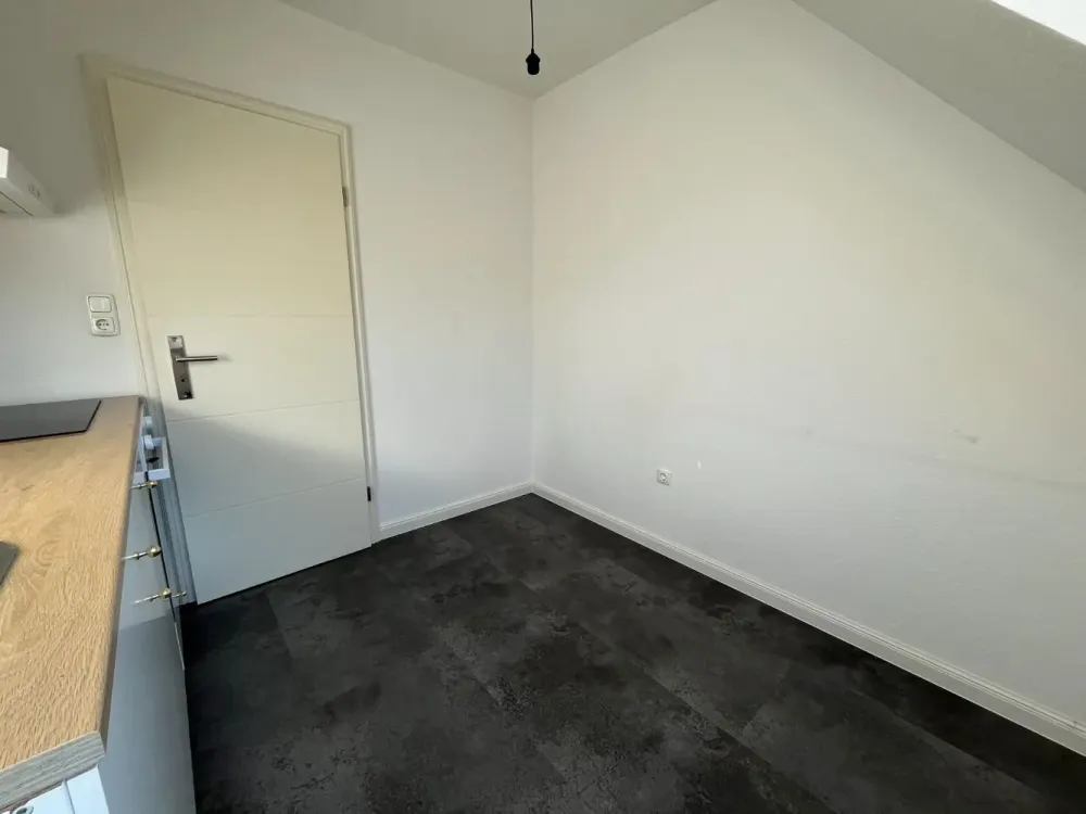 Bright, modern 2-room apartment with fitted kitchen in the attic in Hannover Hainholz!