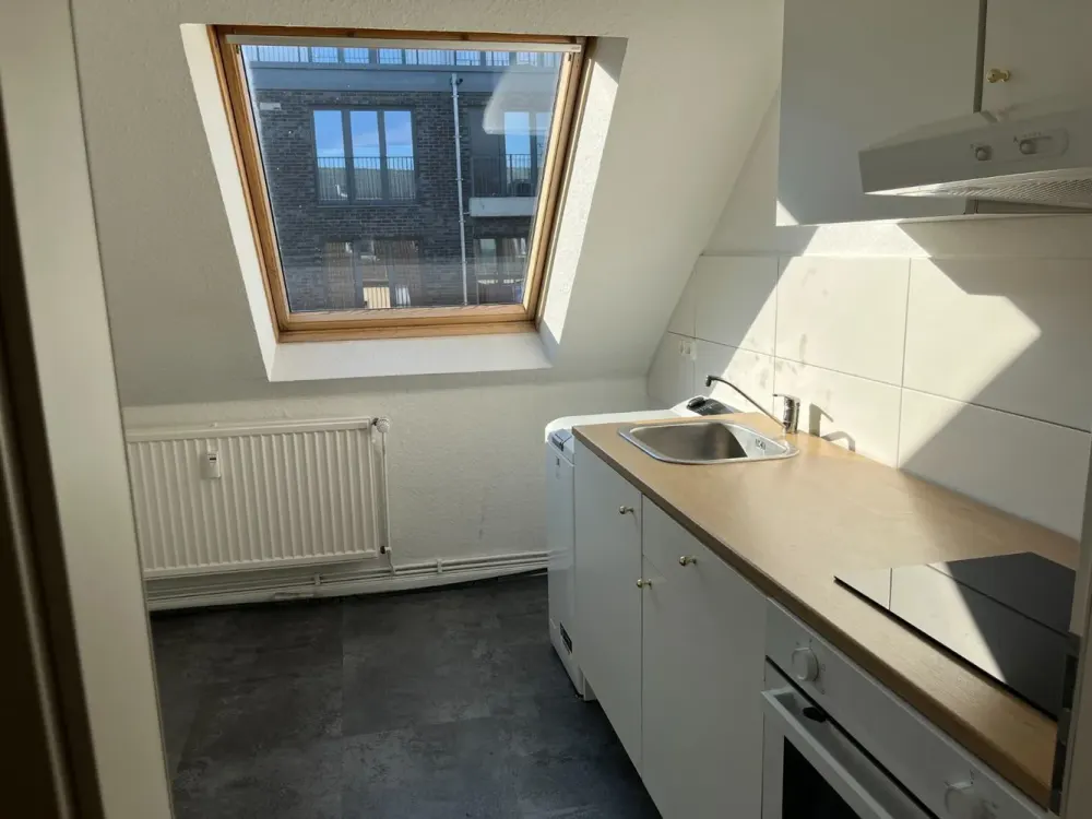 Bright, modern 2-room apartment with fitted kitchen in the attic in Hannover Hainholz!