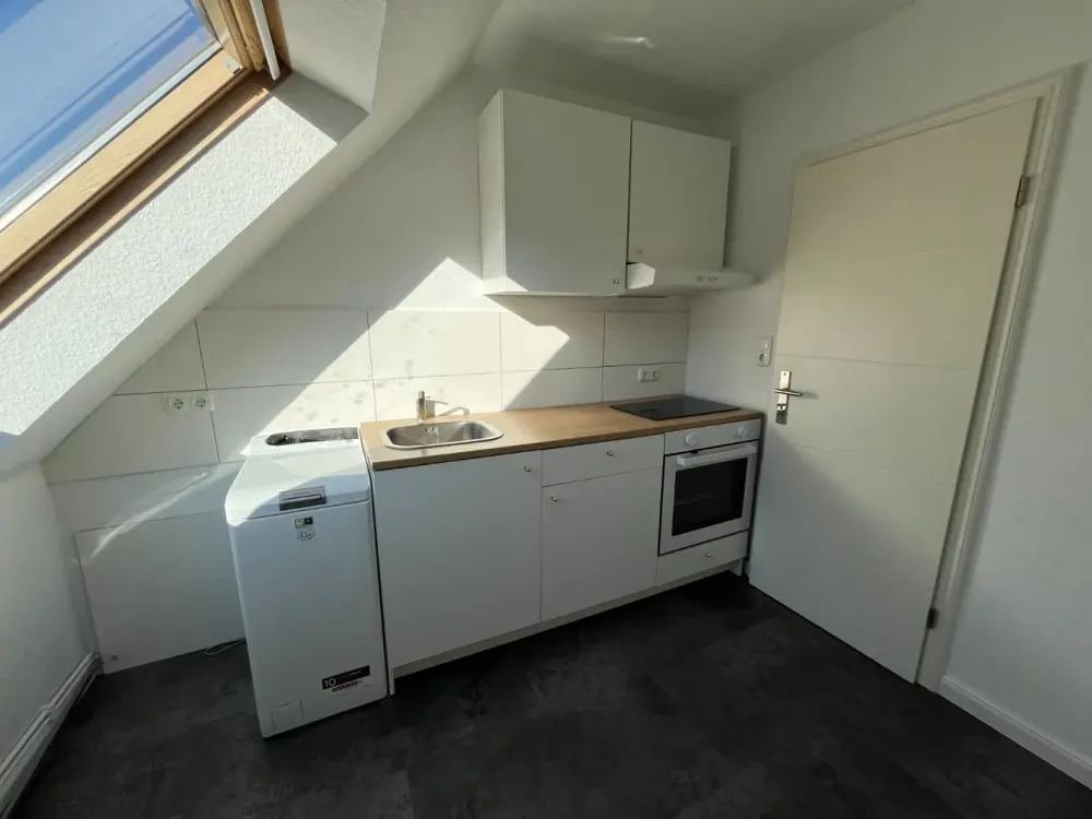 Bright, modern 2-room apartment with fitted kitchen in the attic in Hannover Hainholz!