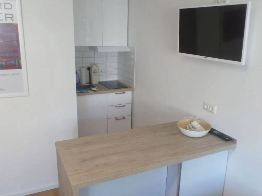 *Kernsaniert ! Voll-Möbliertes 1 Zimmer-Appartement mit Balkon,EBK,TG in Top-Lage Nürnberg Johannis*