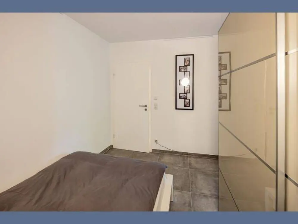 Möbliert: Toll geschnittene Wohnung mit schönem Bad