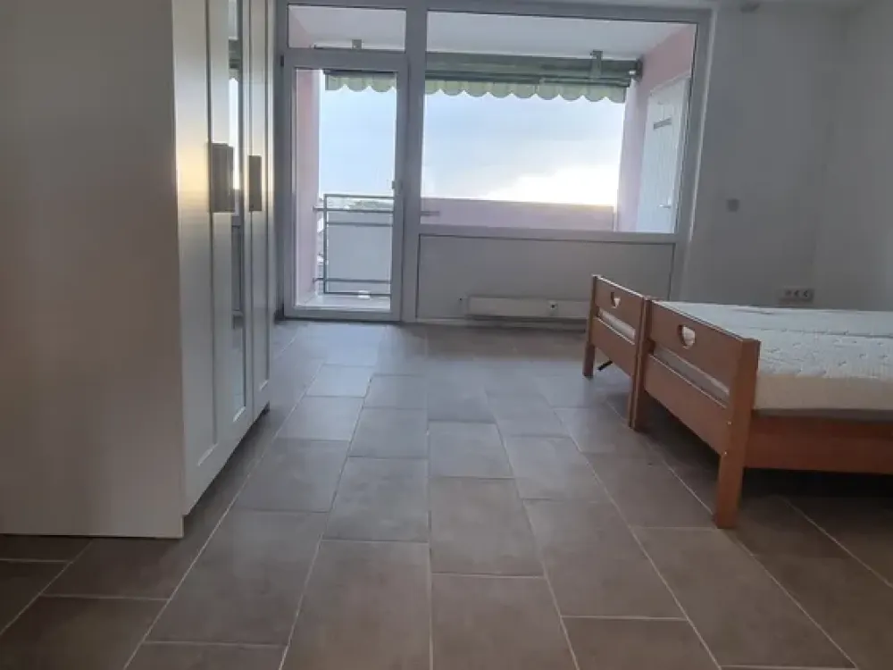 Möblierte Wohneinheit mit Balkon - WG geeignete 3 Zimmer in Rüsselsheim