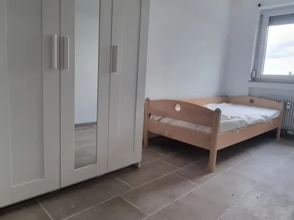 Möblierte Wohneinheit mit Balkon - WG geeignete 3 Zimmer in Rüsselsheim